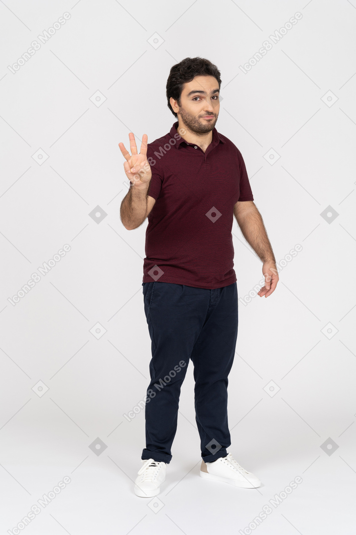 Homem sério mostrando três dedos