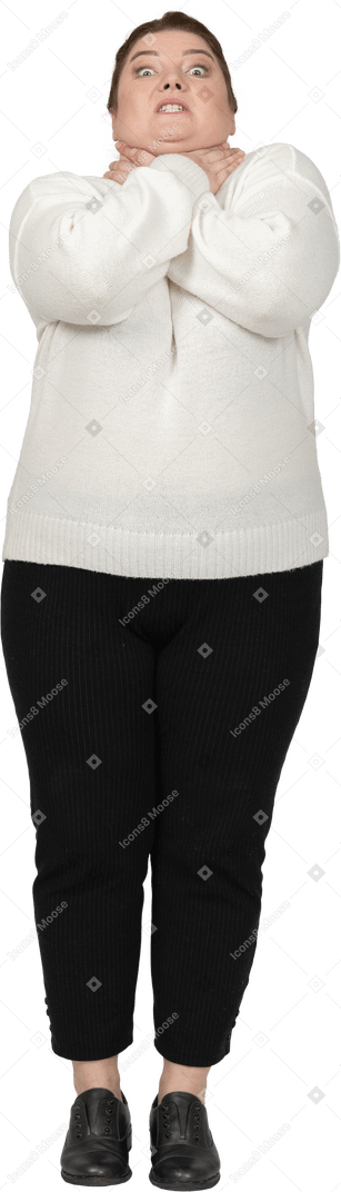 Vista frontale di una donna grassoccia in maglione bianco che si soffocacking