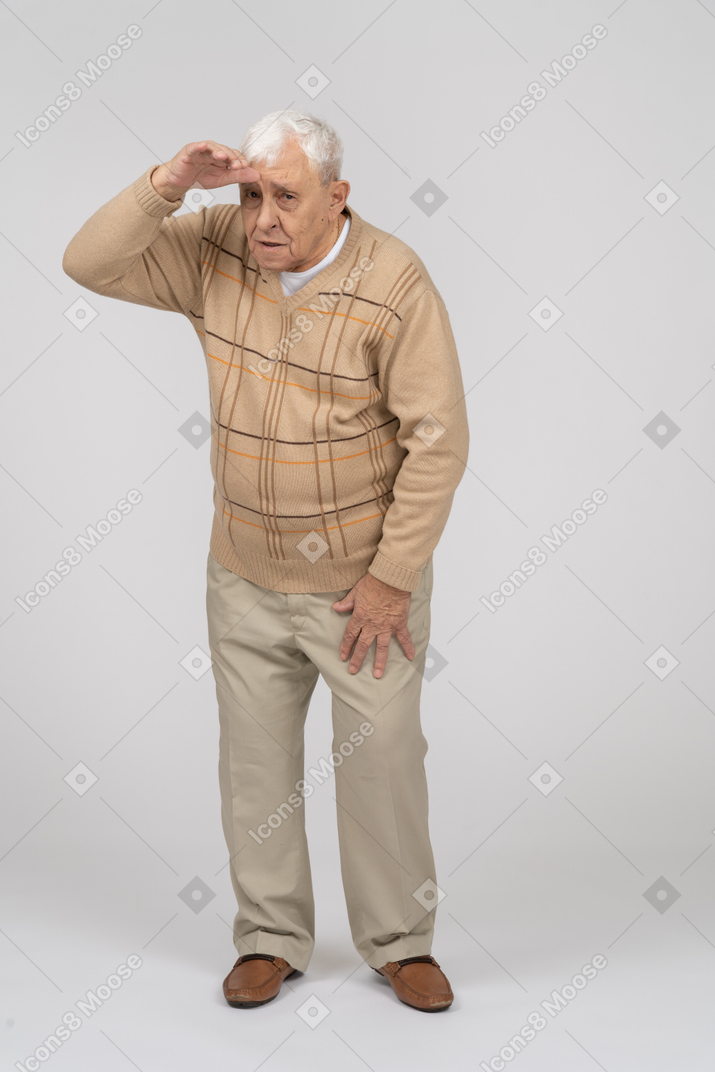 一位穿着休闲服的老人在寻找某人的正面图