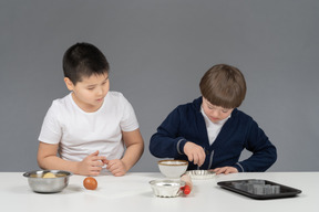 Jungen konzentrieren sich auf den backprozess