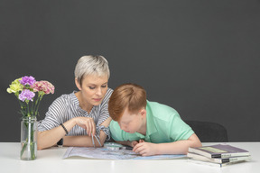 Madre e hijo haciendo la tarea