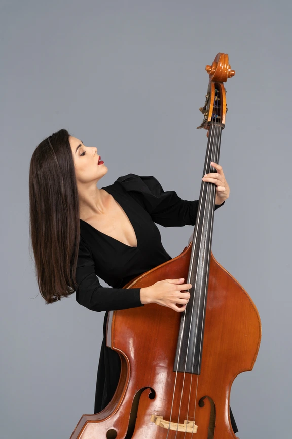 コントラバスを弾く女性 A woman playing the double bass