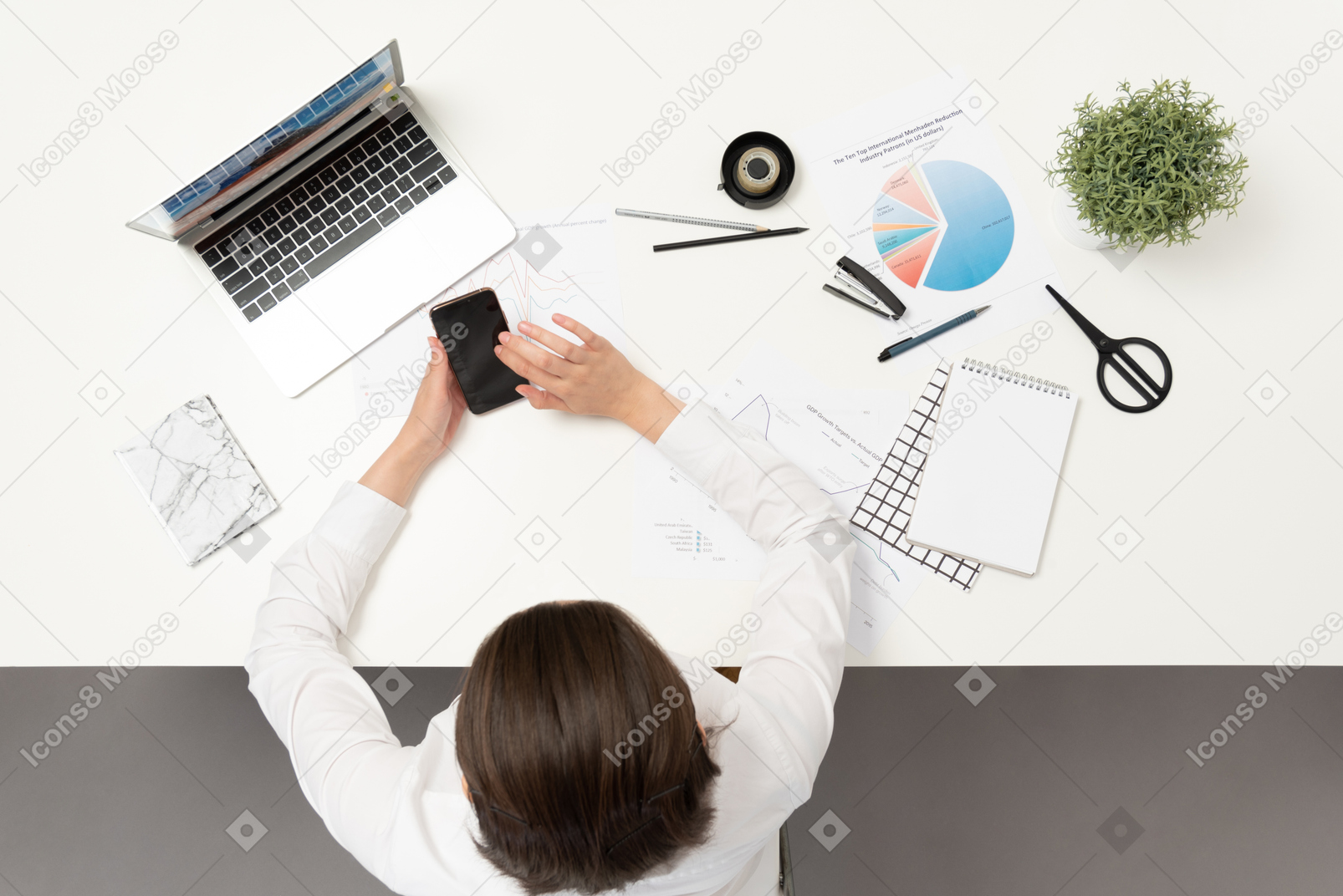 Una trabajadora de oficina usando el teléfono