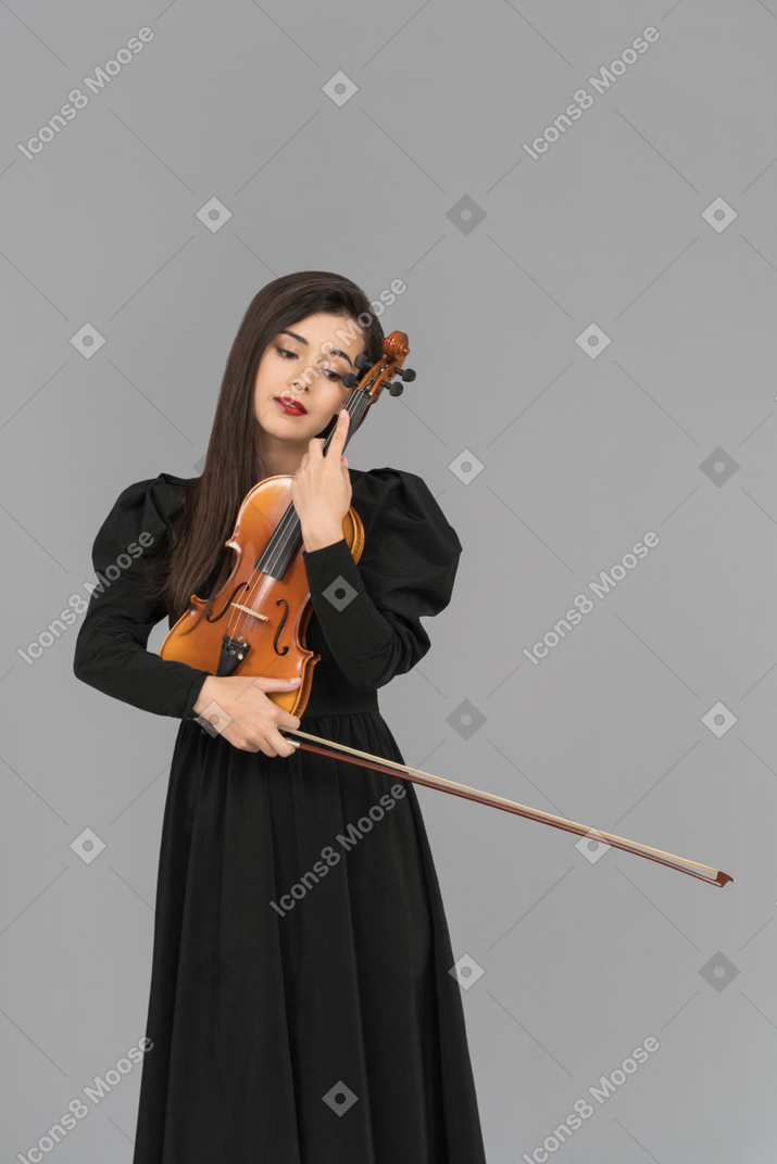 Una bellissima giovane donna che abbraccia un violino