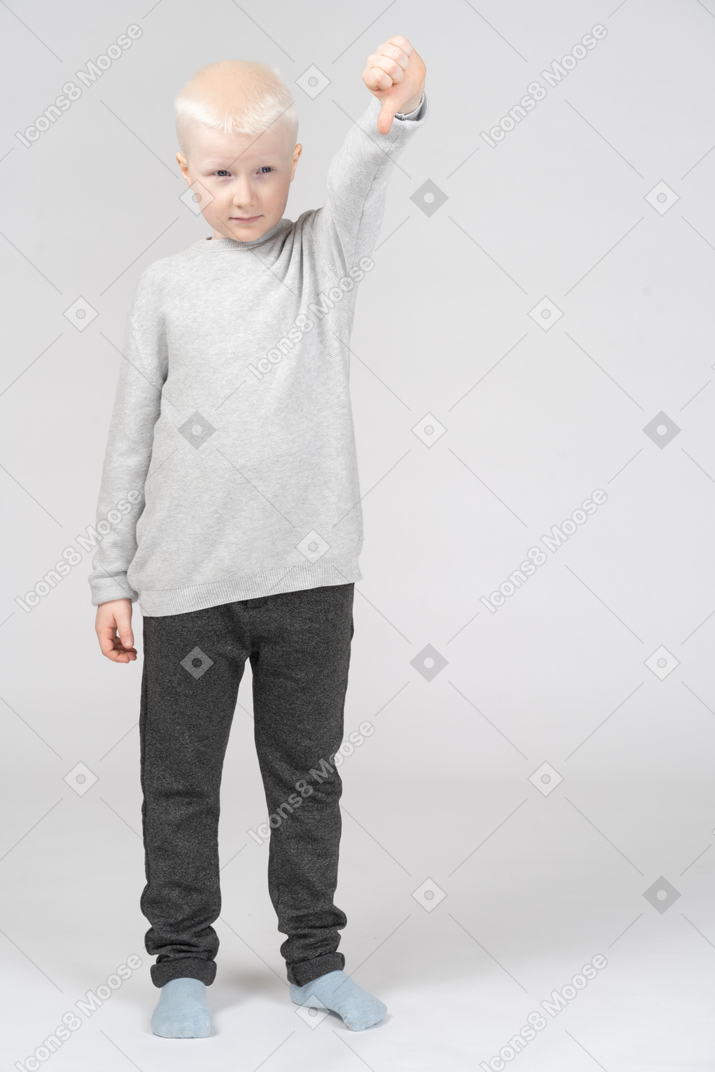 Niño levantando la mano con el pulgar hacia abajo