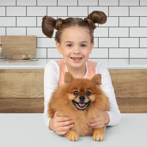 Fille avec un chien mignon