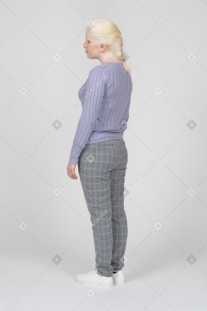 Vista traseira de uma mulher com cabelo trançado