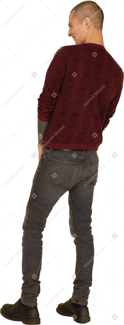 Vista traseira de um jovem fazendo caretas em um suéter vermelho juntando as mãos