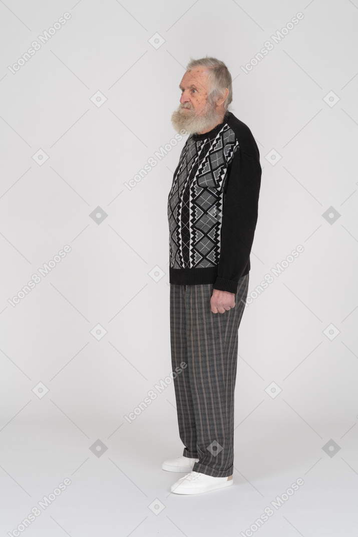 Vista lateral de um homem idoso em pé olhando para longe