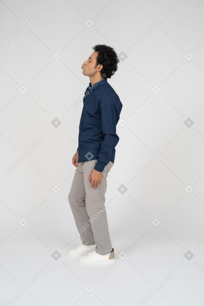Hombre en ropa casual de pie en el perfil