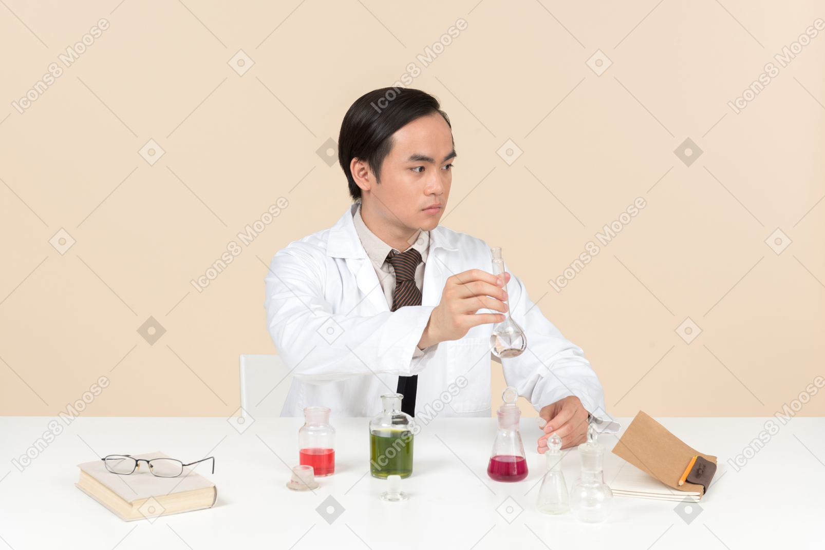 Um cientista asiático em um jaleco branco, trabalhando em um experimento químico