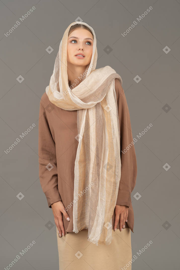 Mujer joven en ropa tradicional mirando a un lado
