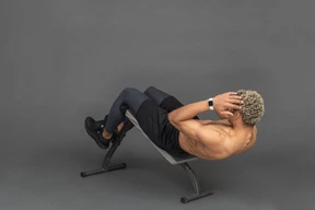 Hombre haciendo abdominales en un banco