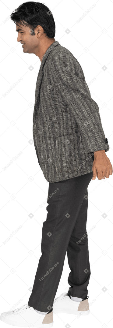 Hombre en traje de pie