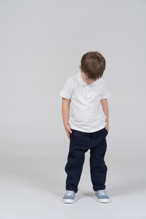 Niño de pie con los pies separados al ancho de los hombros