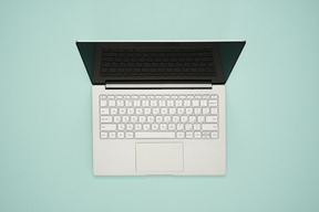 Laptop em um fundo turquesa