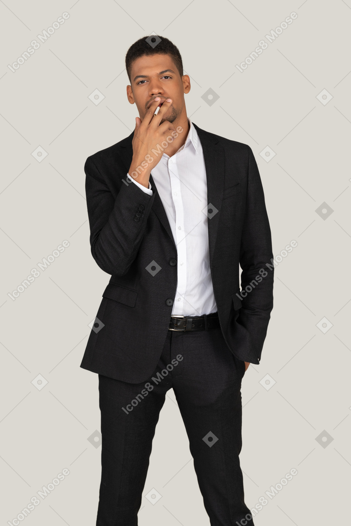 담배 흡연 검은 양복에 젊은 남자