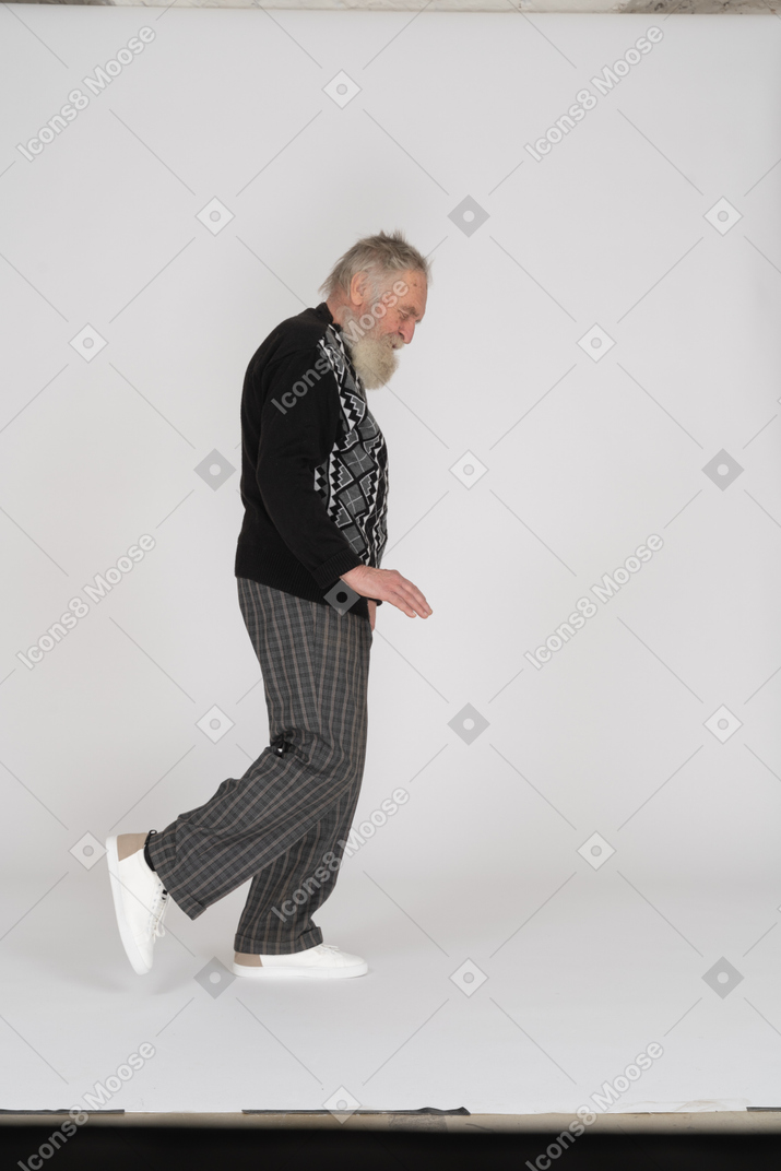 Homem velho andando na lua
