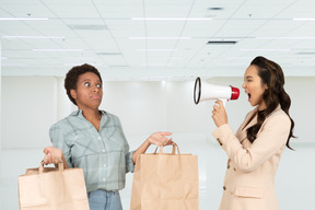 Employée de bureau crier au mégaphone au promoteur