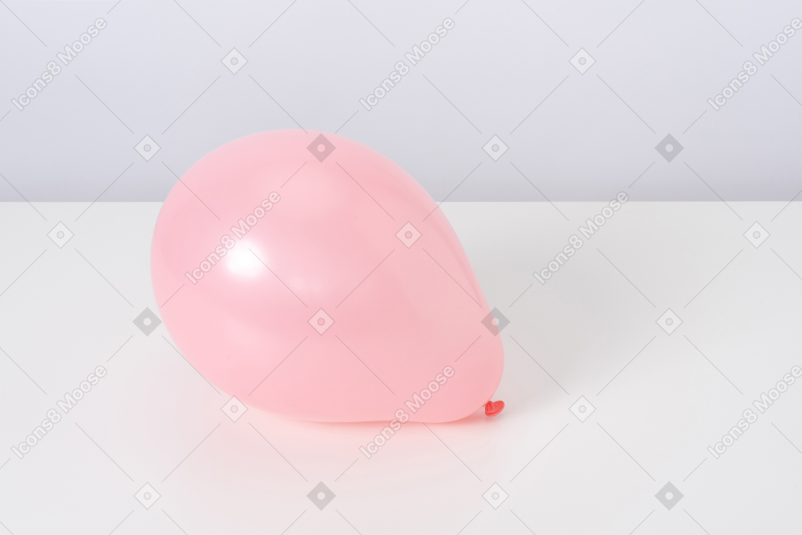 흰색 바탕에 핑크 풍선