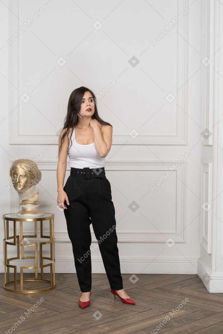 Молодая деловая женщина стоит и смотрит в сторону