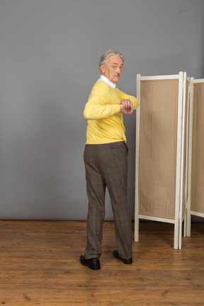 Vista posteriore di un uomo anziano che esercita effettuando la rotazione