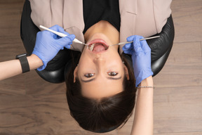 Paziente di sesso femminile alla visita dal dentista