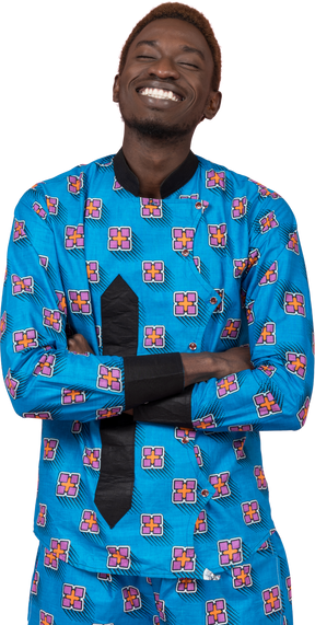 Hombre negro en pijama azul sonriendo