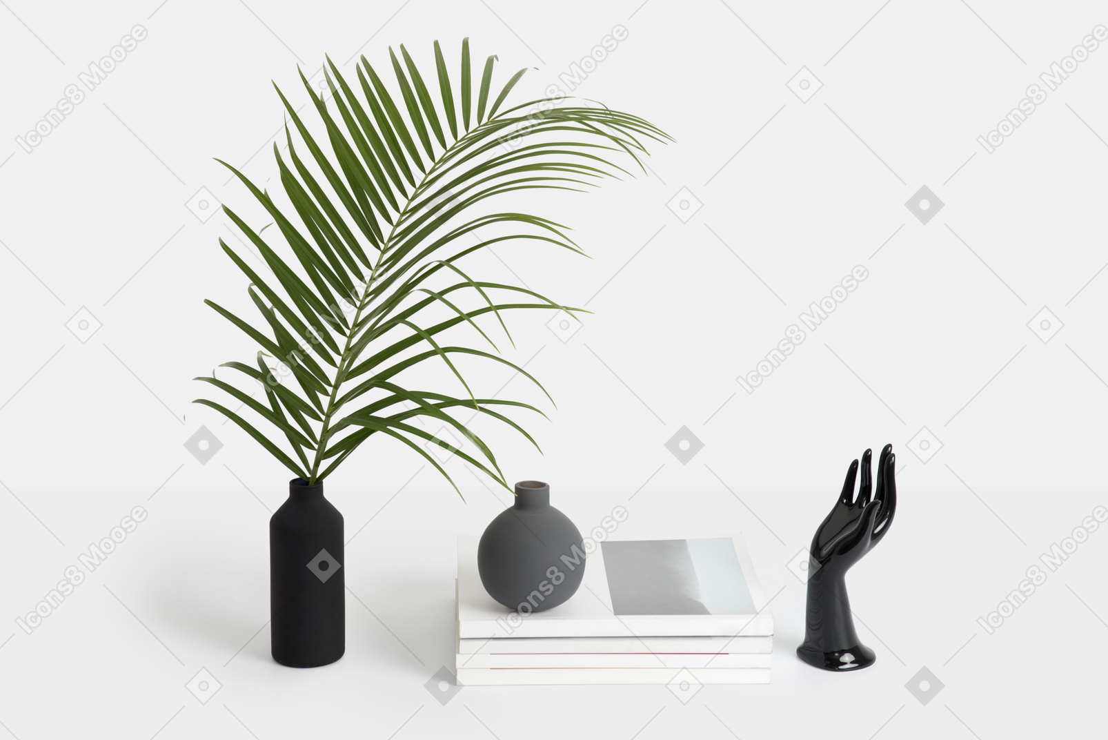 Schwarze vase mit palmzweig
