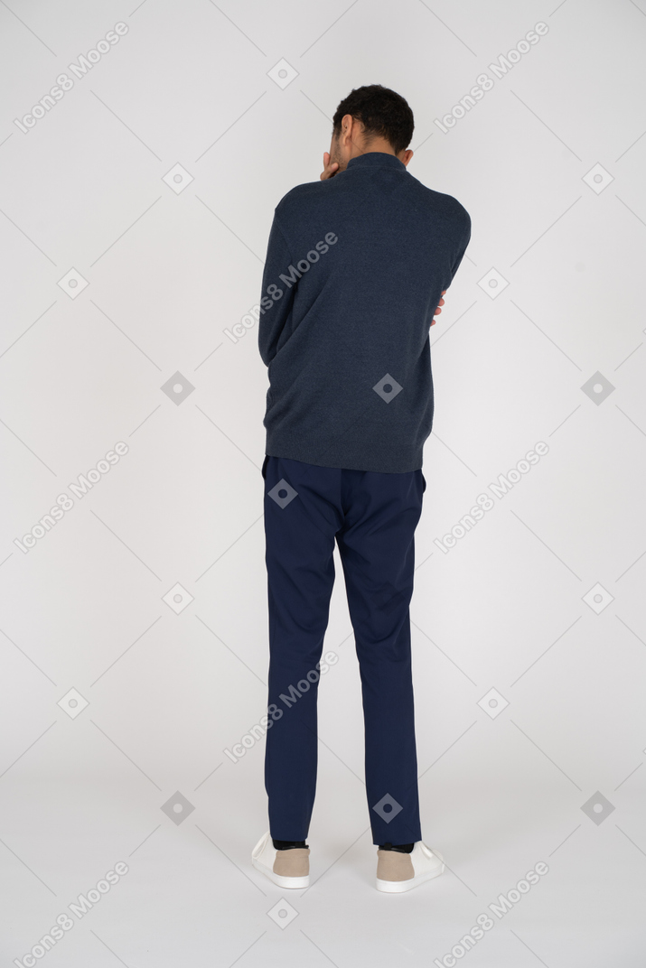 Homme en vêtements noirs debout