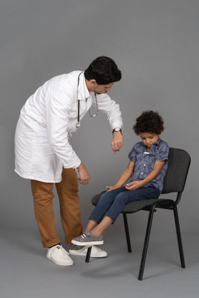 Doctor examinando niño