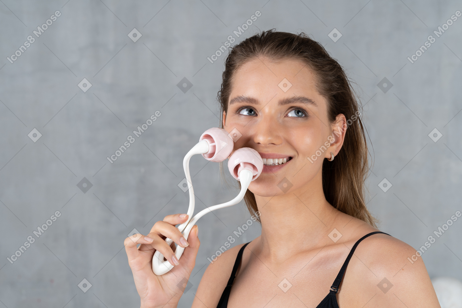 Foto de una mujer joven que ama su nuevo masajeador facial