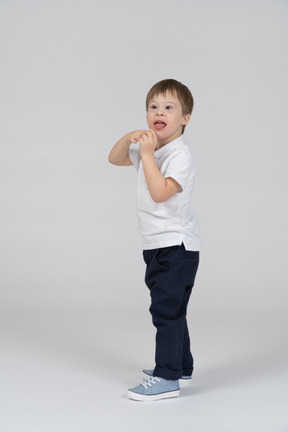 Niño feliz sacando la lengua