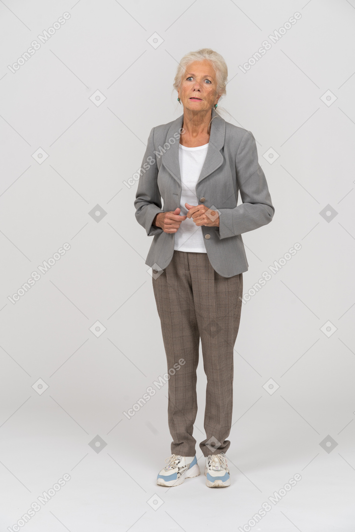 スーツを着て動揺している老婦人の正面図