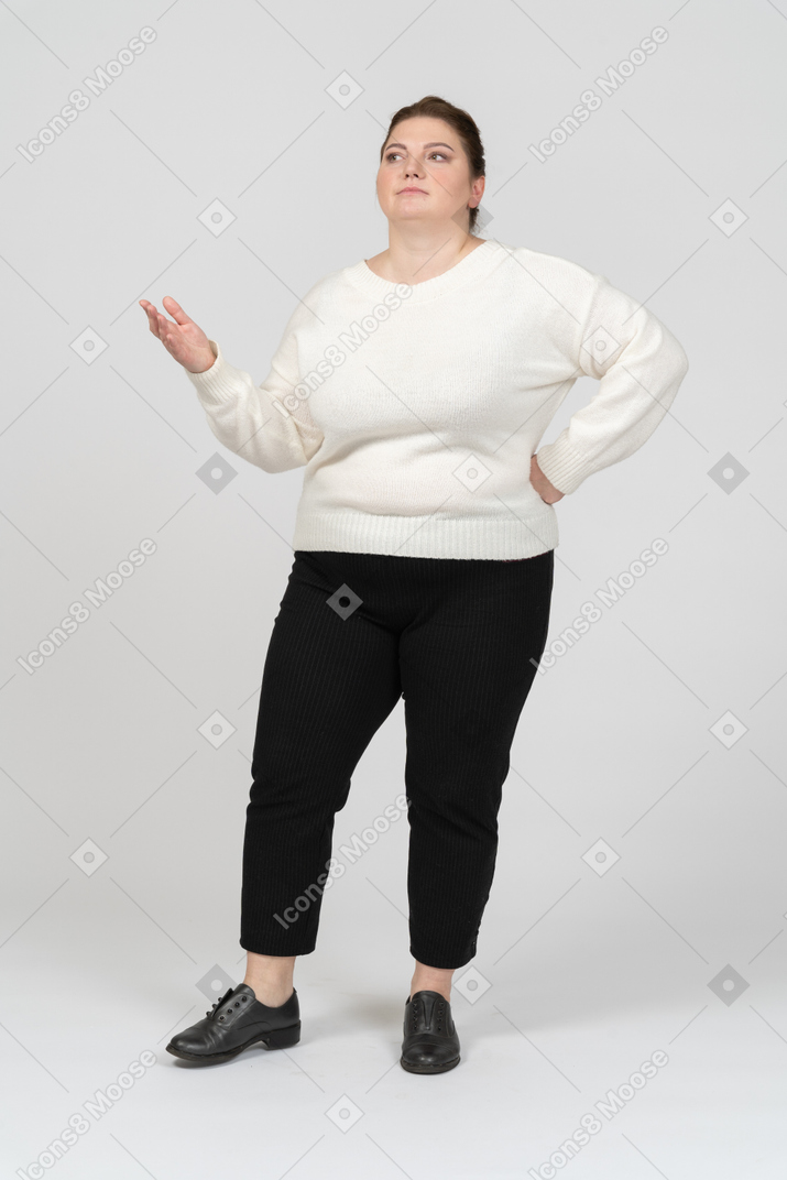Fiduciosa donna grassoccia in abiti casual in posa