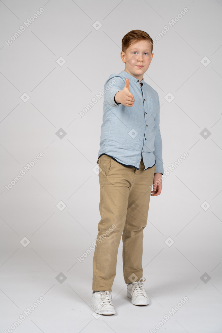 Vista frontal de um menino dando uma mão para apertar