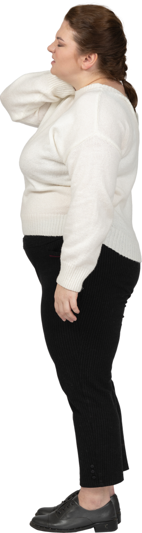 Mulher rechonchuda de suéter branco com dor no pescoço