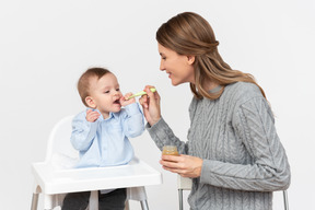 Rends-moi la cuillère pour que tu puisses manger