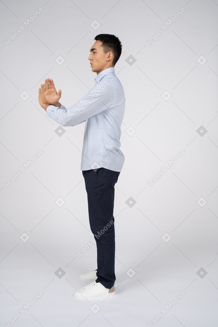 休闲服装站的男人