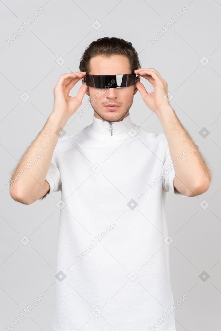 Hombre joven en unas gafas futuristas