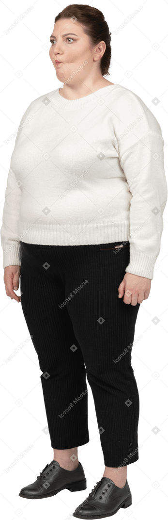 Mulher rechonchuda em roupas casuais fazendo caretas