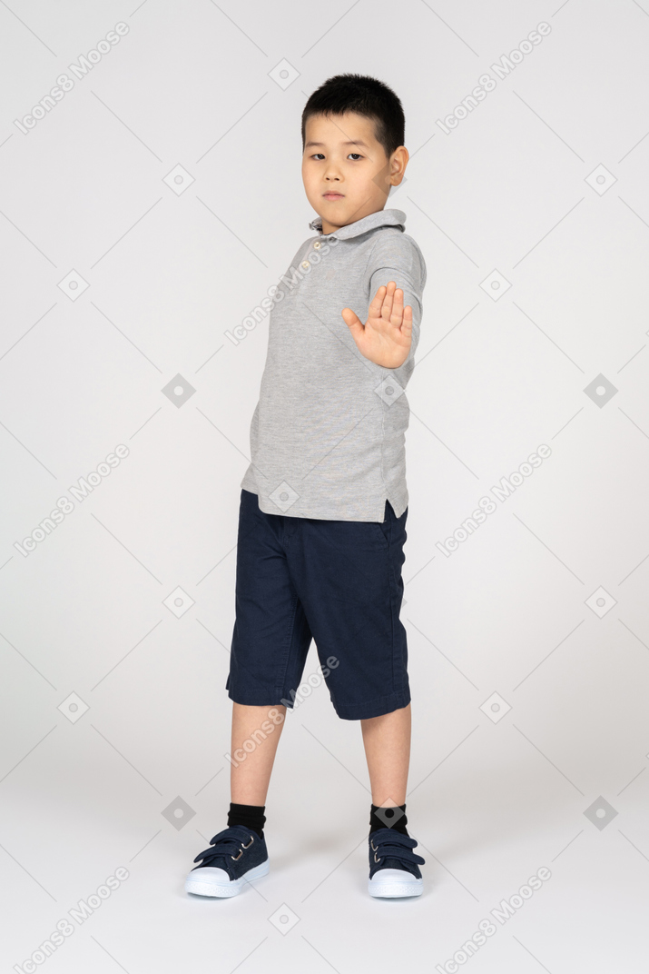 Niño mostrando señal de stop