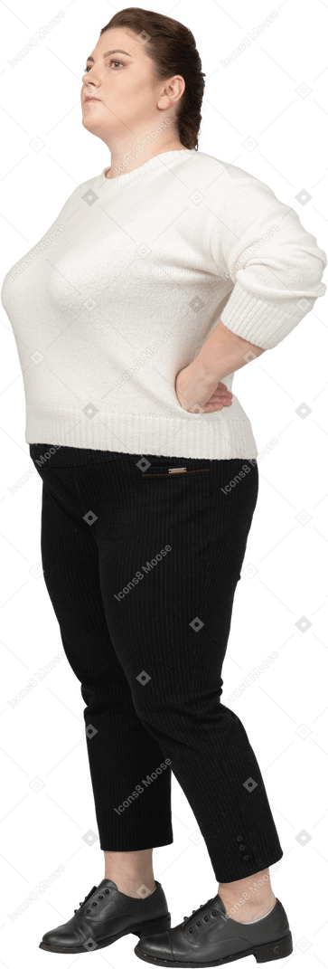 Fiduciosa donna grassoccia in abiti casual in piedi con le mani sui fianchi