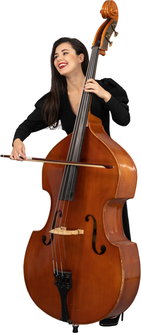 Vista frontale di una giovane donna sorridente in abito nero che suona il contrabbasso con un arco