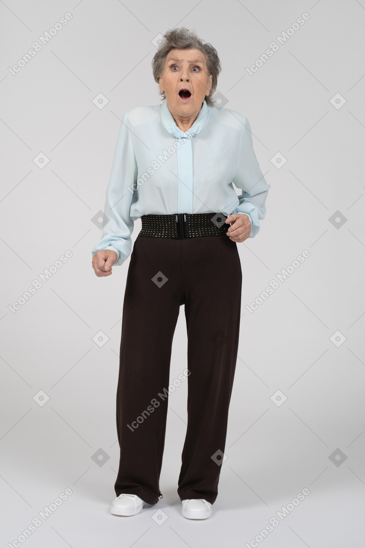 Вид спереди на пожилую женщину, зияющую от шока