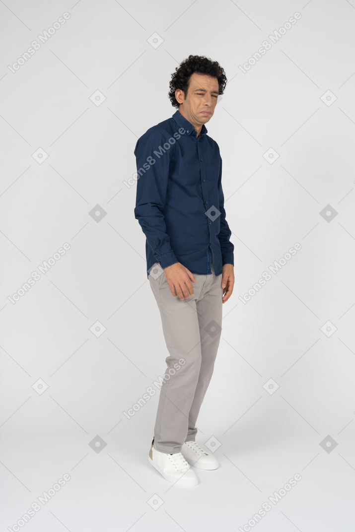 Vista lateral de um homem em roupas casuais