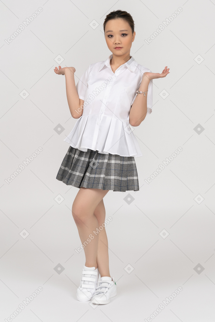 Una giovane donna asiatica fiduciosa incrociando le gambe
