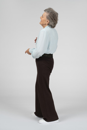 Vista posteriore di tre quarti di una donna anziana che ride