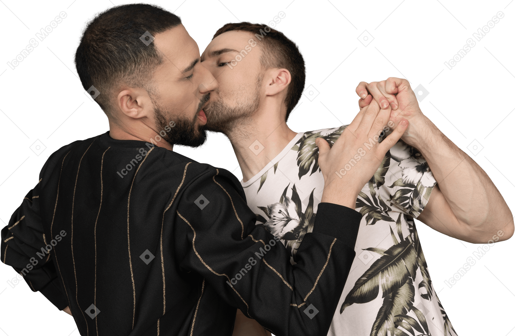 Giovane uomo caucasico che si appoggia al suo partner e gli tiene la mano nel tentativo di baciarlo