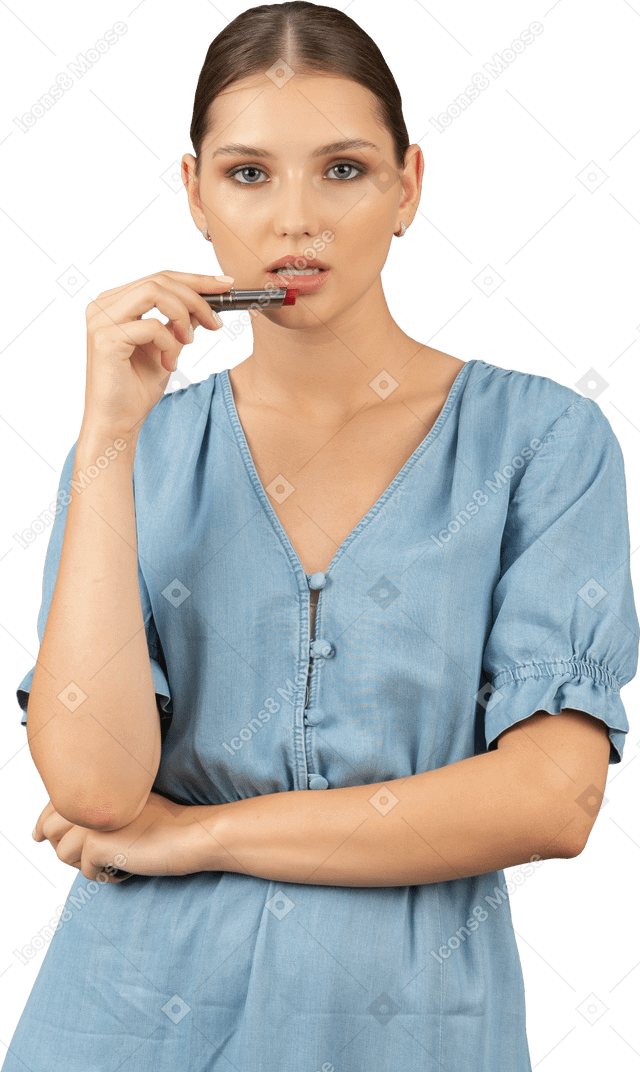 Vista frontal, de, un, mujer joven, en, vestido azul, aplicación, un, lápiz labial